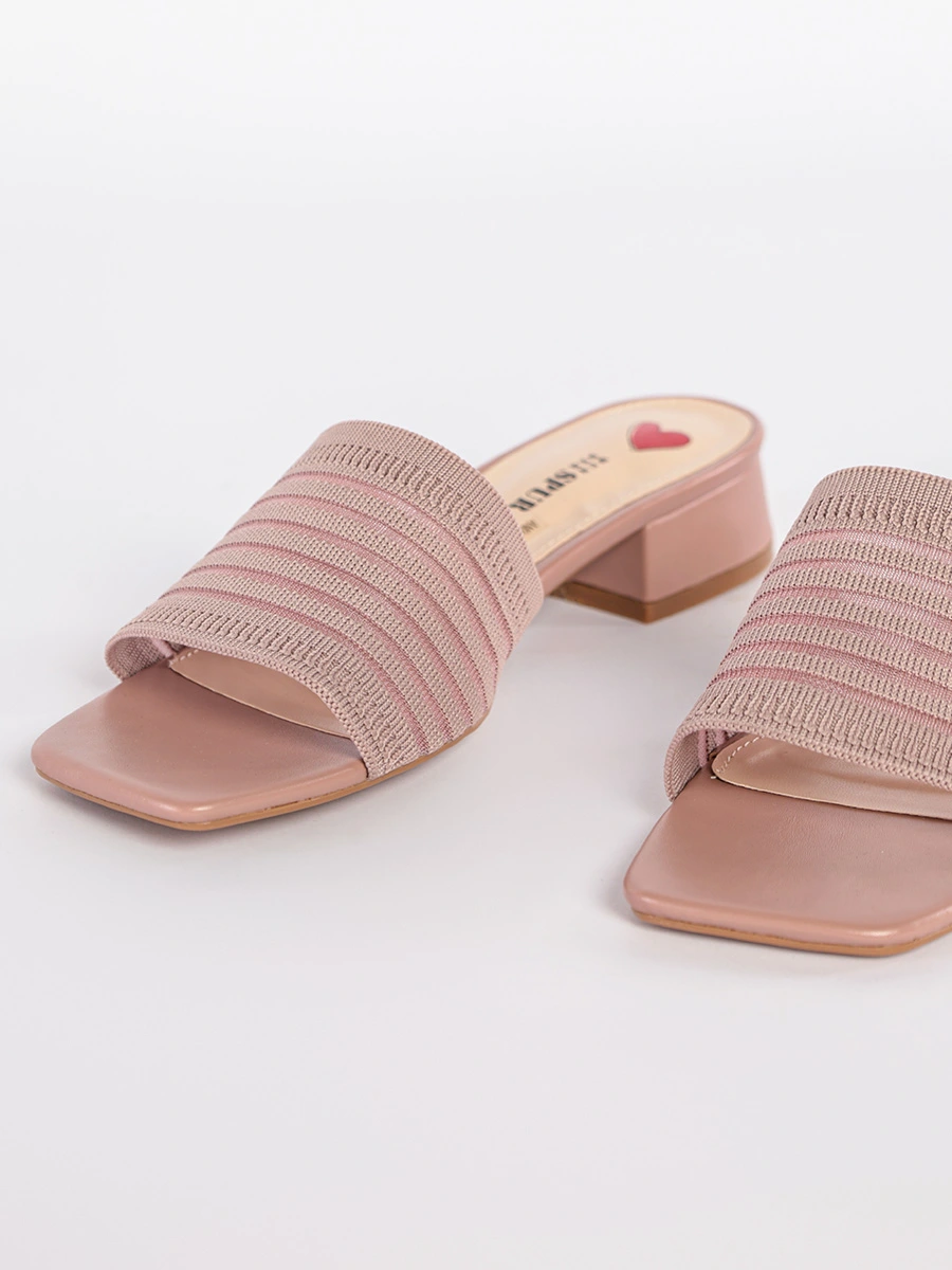 Пантолеты  розового цвета на низком каблуке